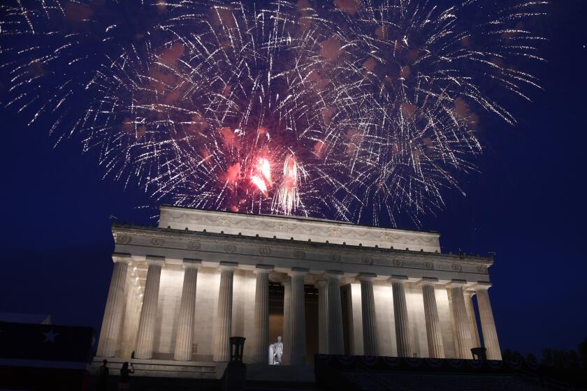 ARCHIVO - En imagen de archivo del 4 de julio de 2019, un espectáculo de fuegos artificiales puede observarse sobre el Monumento a Lincoln, en Washington. (AP Foto/Susan Walsh, archivo)