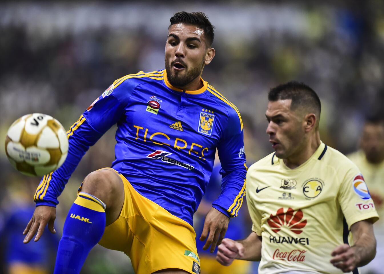 America´s Pablo Aguilar (R) vies for the ball with Tigres' Andy Delort (L), during their Mexican Apertura 2016 tournament final first leg football match, at the Azteca stadium in Mexico City, on December 22, 2016. / AFP PHOTO / RONALDO SCHEMIDTRONALDO SCHEMIDT/AFP/Getty Images ** OUTS - ELSENT, FPG, CM - OUTS * NM, PH, VA if sourced by CT, LA or MoD **