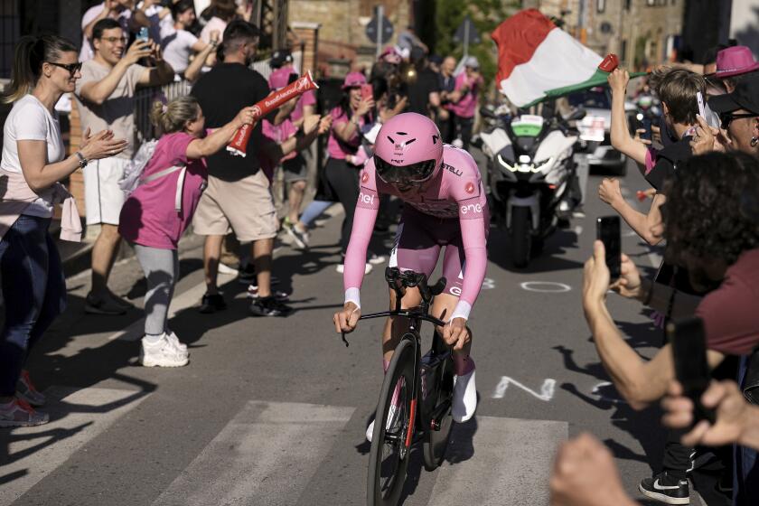 El esloveno Tadej Pogacar pedea camino a ganar la etapa 7 del Giro de Italia, la contrarreloj entre Foligno y Perugia el viernes 10 de mayo del 2024. (Marco Alpozzi/Lapresse)/LaPresse via AP)