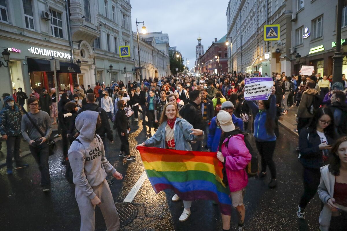 Activistas LGBTQ participan en una manifestación en la plaza Pushkin, Moscú, Rusia, el miércoles 15 de julio de 2020. (Foto AP, Archivo)
