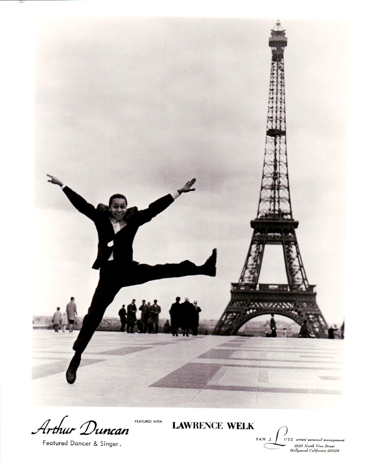 Dans une publicité vintage, on voit le danseur de claquettes Arthur Duncan danser avec enthousiasme devant la Tour Eiffel 