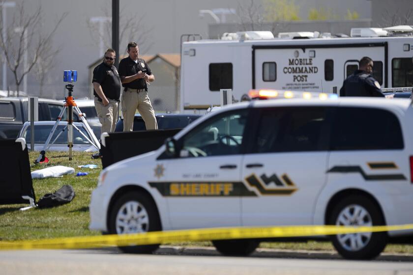 Policías vigilan cerca de donde hubo un enfrentamiento a tiros que dejó dos agentes heridos y un sospechoso muerto en Salt Lake City, Utah, el sábado 10 de abril de 2021. (Trent Nelson/The Salt Lake Tribune vía AP)