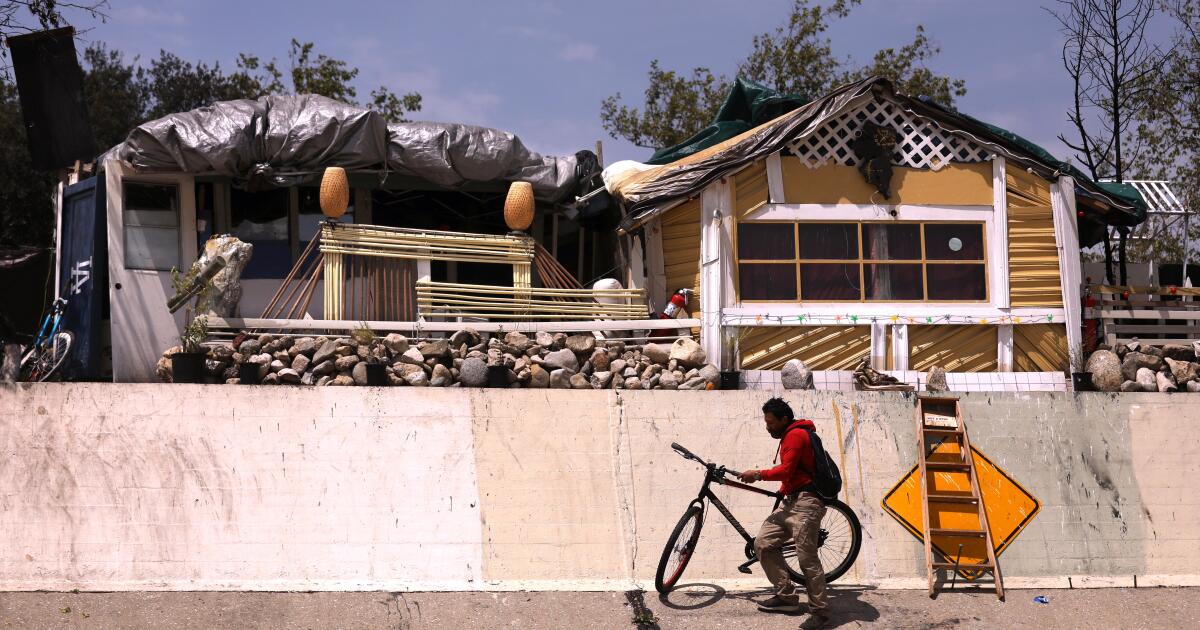 Los Angeles'ta evsizler tarafından inşa edilen daha fazla DIY evlere alışın