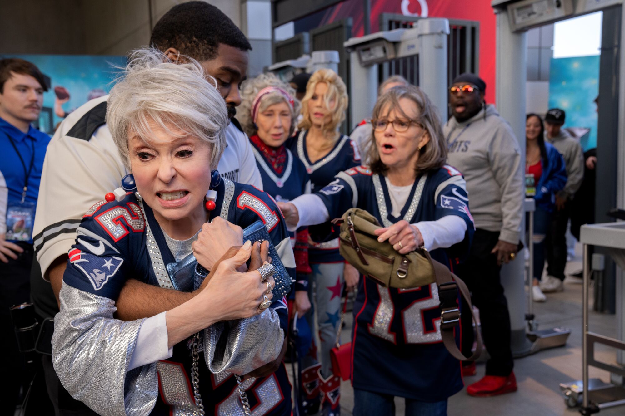 Rita Moreno como Maura, Sally Field como Betty, Lily Tomlin como Lou y Jane Fonda como Trish en una escena de "80 for Brady".