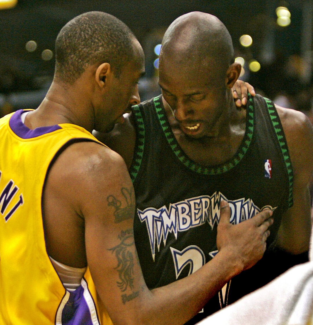 Kobe Bryant et Kevin Garnett partagent quelques mots après que les Lakers aient battu les Timberwolves au Staples Center en 2006.