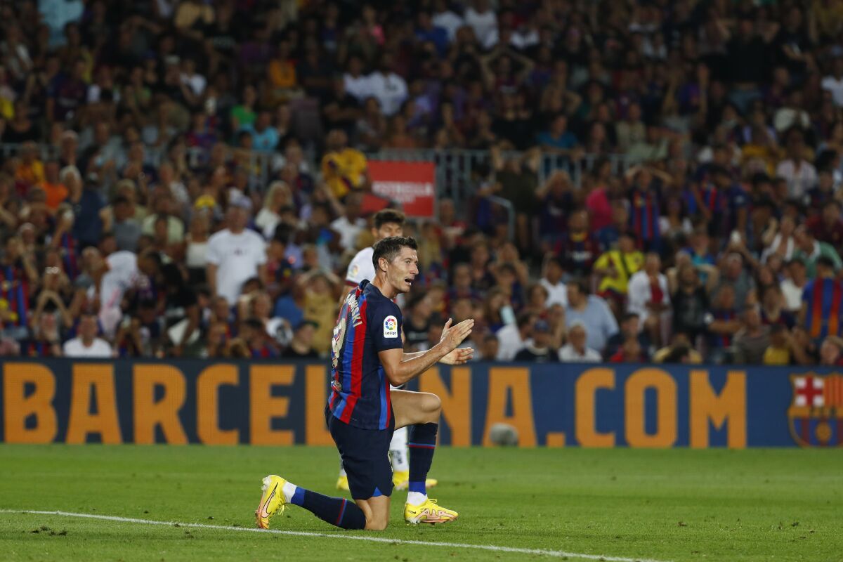 Robert Lewandowsi, del Barcelona, aplaude durante un partido de La Liga, ante el Rayo Vallecano