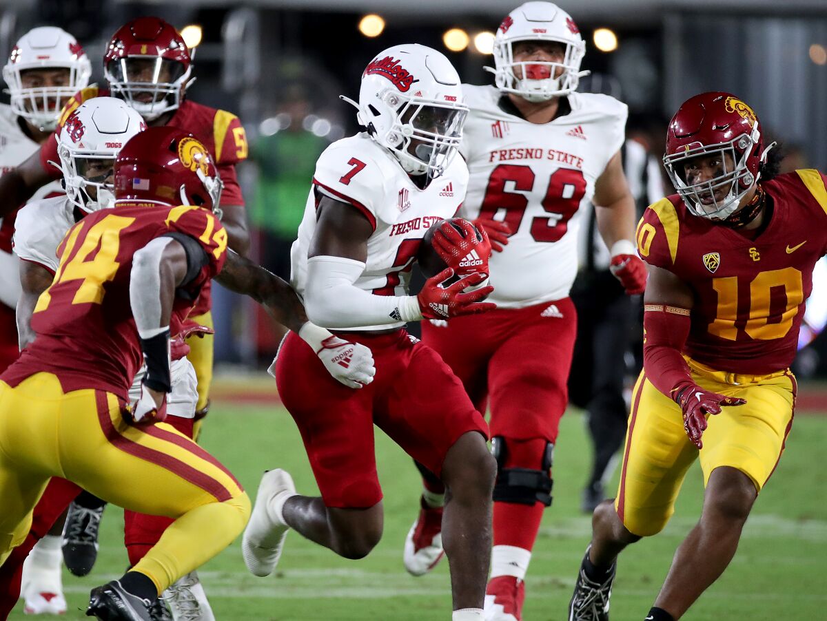 Le porteur de ballon de Fresno State, Jordan Mims, obtient un gros gain contre l'USC.