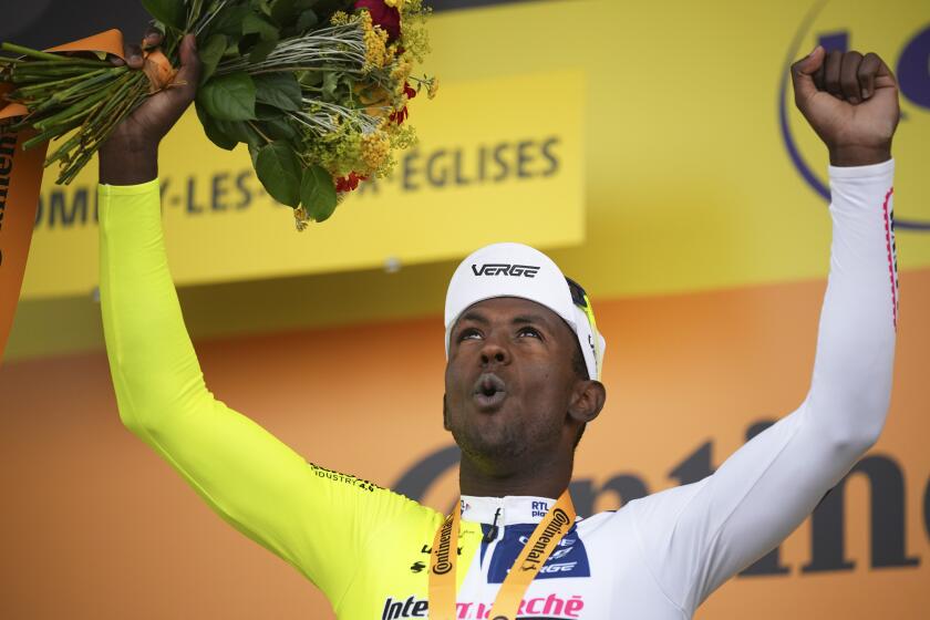 El eritreo Biniam Girmay celebra en el podio tras ganar la octava etapa del Tour de Francia entre Semur-en-Auxois y Colombey-les-Deux-Eglises, en Francia, el sábado 6 de julio del 2024. (AP Foto/Daniel Cole)