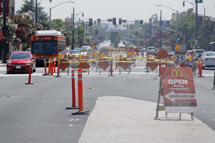 Construction backs up traffic on Fair Oaks Ave. in Pasadena