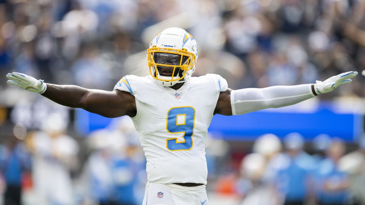 Linebacker Kenneth Murray Jr. gestures to the rest of the Chargers defense.