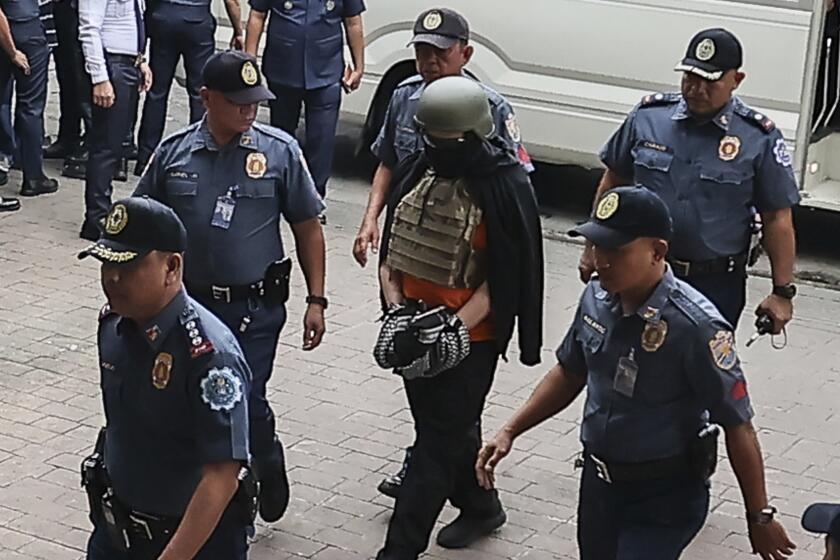 Apollo Carreon Quiboloy, predicador filipino acusado de tráfico humano, entra al tribunal regional de Pasig en la ciudad de Pasig, Filipinas, protegido con casco y chaleco antibalas, el viernes 13 de septiembre de 2024. (AP Foto/Gerard Carreon)