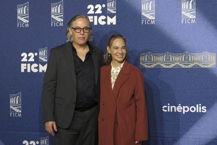 El director y cinefotógrafo Rodrigo Prieto, izquierda, y la directora general del Festival Internacional de Cine de Morelia Daniela Michel llegan a la alfombra roja de la película "Pedro Paramo" en el Festival Internacional de Cine de Morelia Morelia el sábado 19 de octubre de 2024, en Morelia, 惭é虫颈肠辞. (Foto AP/Berenice Bautista)