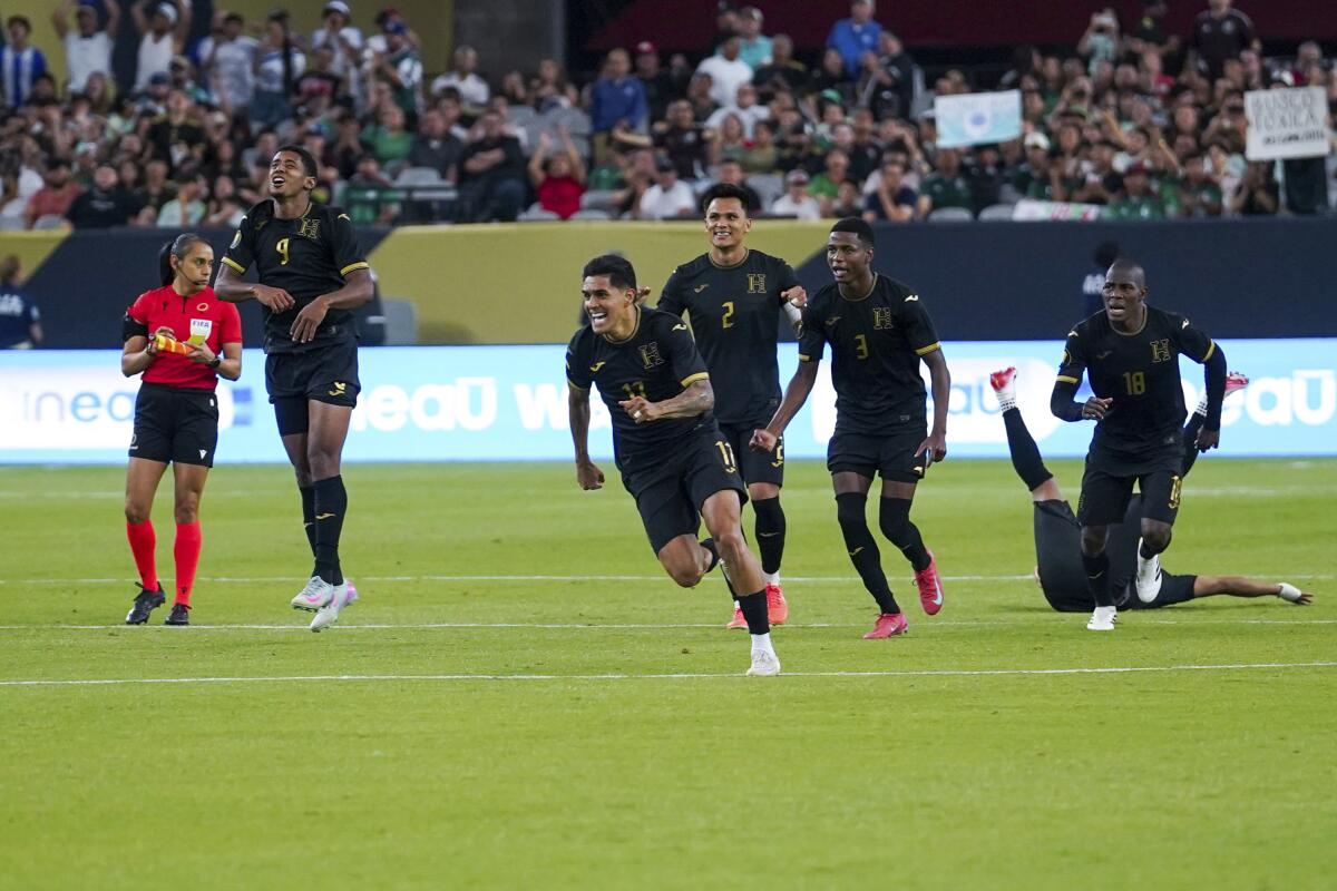 অ্যালেক্সিস ভেগা মেক্সিকোকে সৌদি আরবের রাজ্য কাটিয়ে উঠতে এবং গোল্ড কাপের সেমি -ফাইনালে উঠতে সহায়তা করে অ্যালেক্সিস ভেগা মেক্সিকোকে সৌদি আরবের রাজ্য কাটিয়ে উঠতে এবং গোল্ড কাপের সেমি -ফাইনালে উঠতে সহায়তা করে