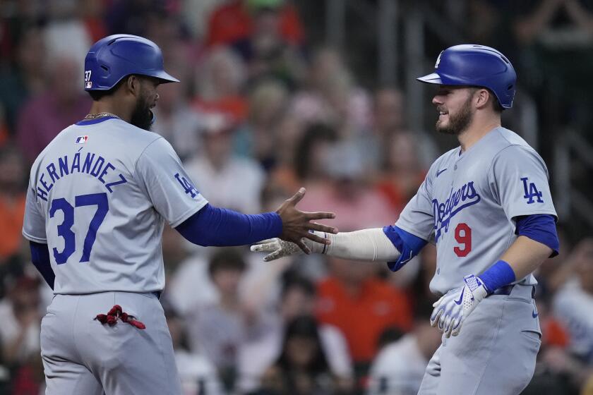 Gavin Lux (derecha), de los Dodgers de Los Ángeles celebra junto al dominicano Teoscar Hernández (izquierda), luego de conectar un jonrón de dos carreras en el sexto episodio del juego de béisbol ante los Astros de Houston, el domingo 28 de julio de 2024, en Houston. (AP Foto/Kevin M. Cox)