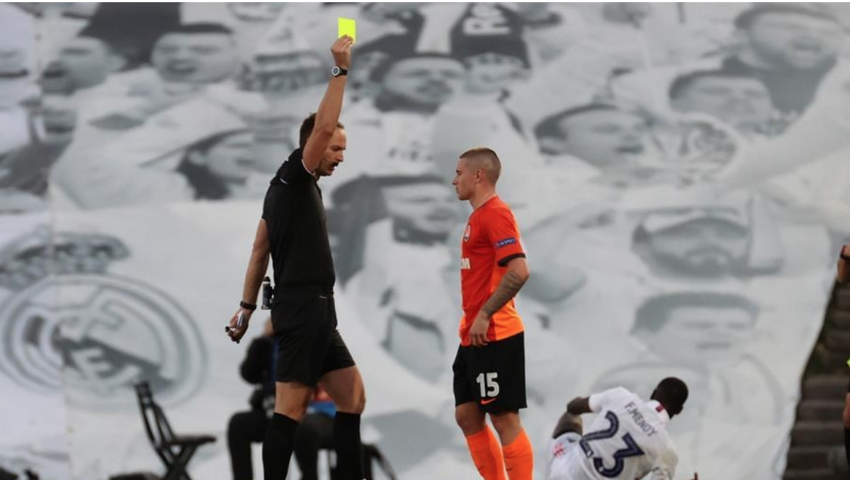 El árbitro serbio Srdjan Jovanovic muestra cartulina amarilla defensa del Shakhtar Donetsk Viktor Korniienko