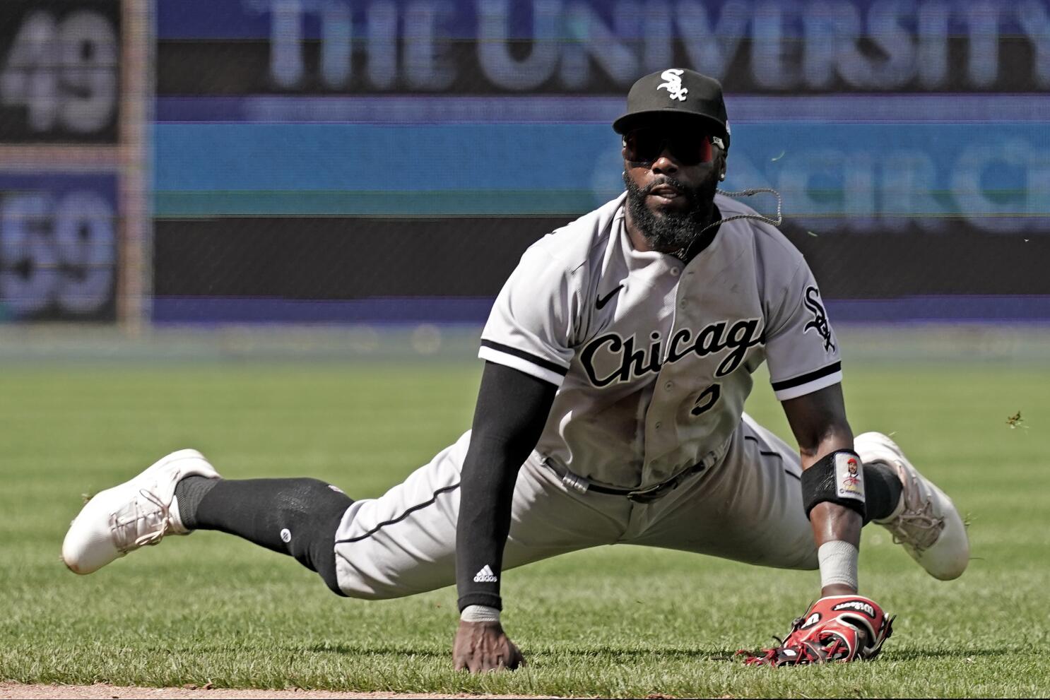 Chicago White Sox place Luis Robert on COVID-related injury list