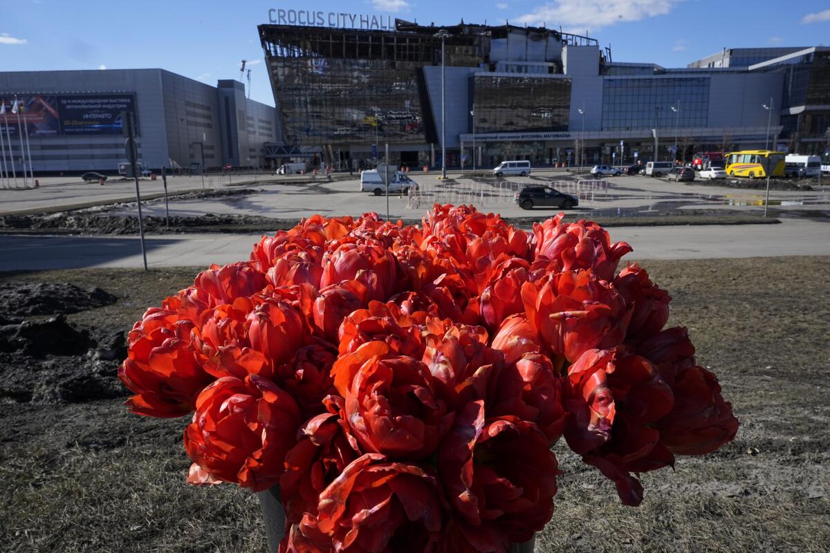 Flores colocadas frente a la sala de conciertos Crocus City Hall en las afueras al oeste de Moscú