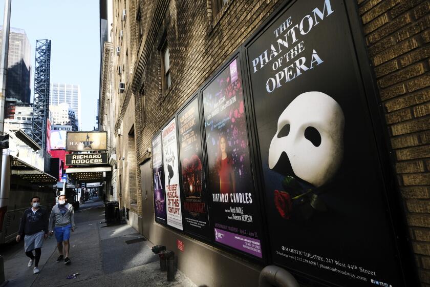 ARCHIVO - Carteles de espectáculos de Broadway aparecen afuera del teatro Richard Rodgers durante el cierre por la pandemia de COVID-19 en Nueva York, el 13 de mayo de 2020. A partir de julio, los teatros de Broadway ya no exigirán que el público use mascarillas, se informó el martes 21 de junio de 2022. (Foto por Evan Agostini/Invision/AP, archivo)