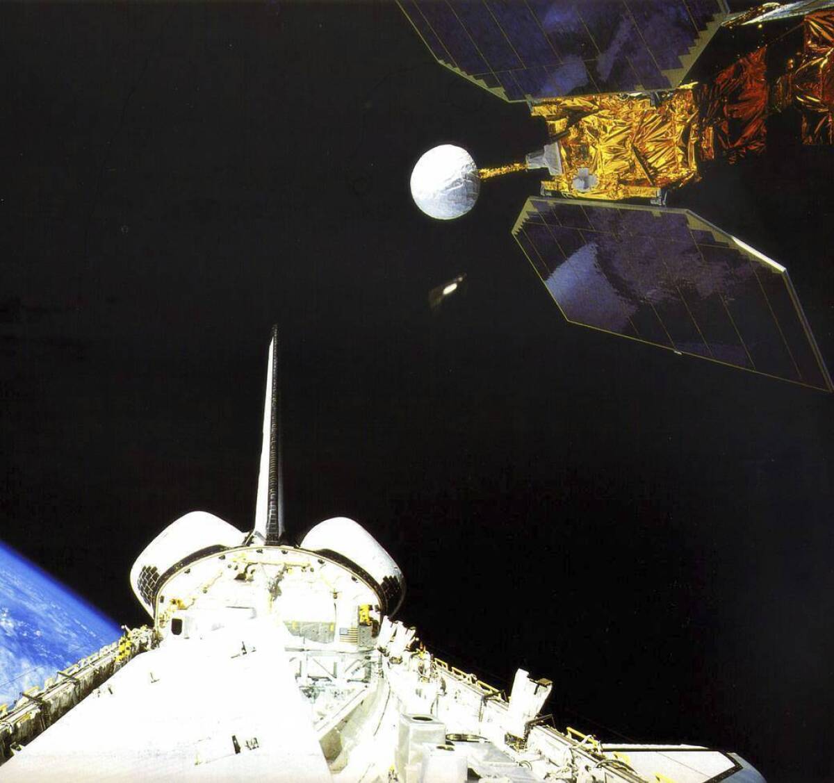 En esta fotografía proporcionada por la NASA, la nave espacial Challenger lanza un satélite en 1984. (NASA via AP)