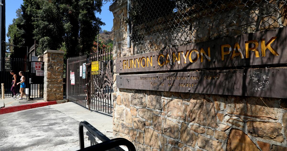 Sauveteurs sur le porte-avions de Runyon Canyon ; des gens en mauvais état