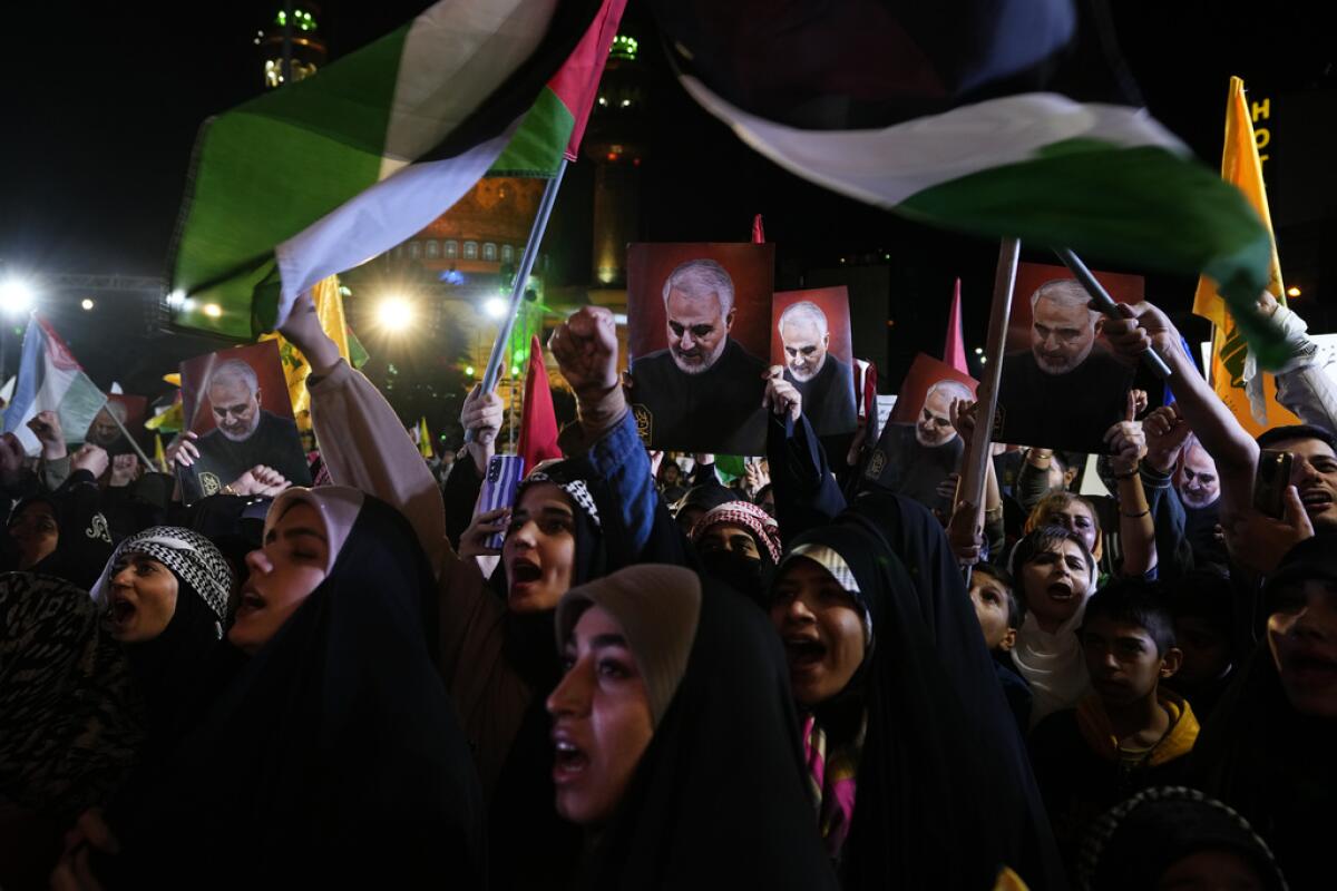 Manifestantes iraníes gritan consignas