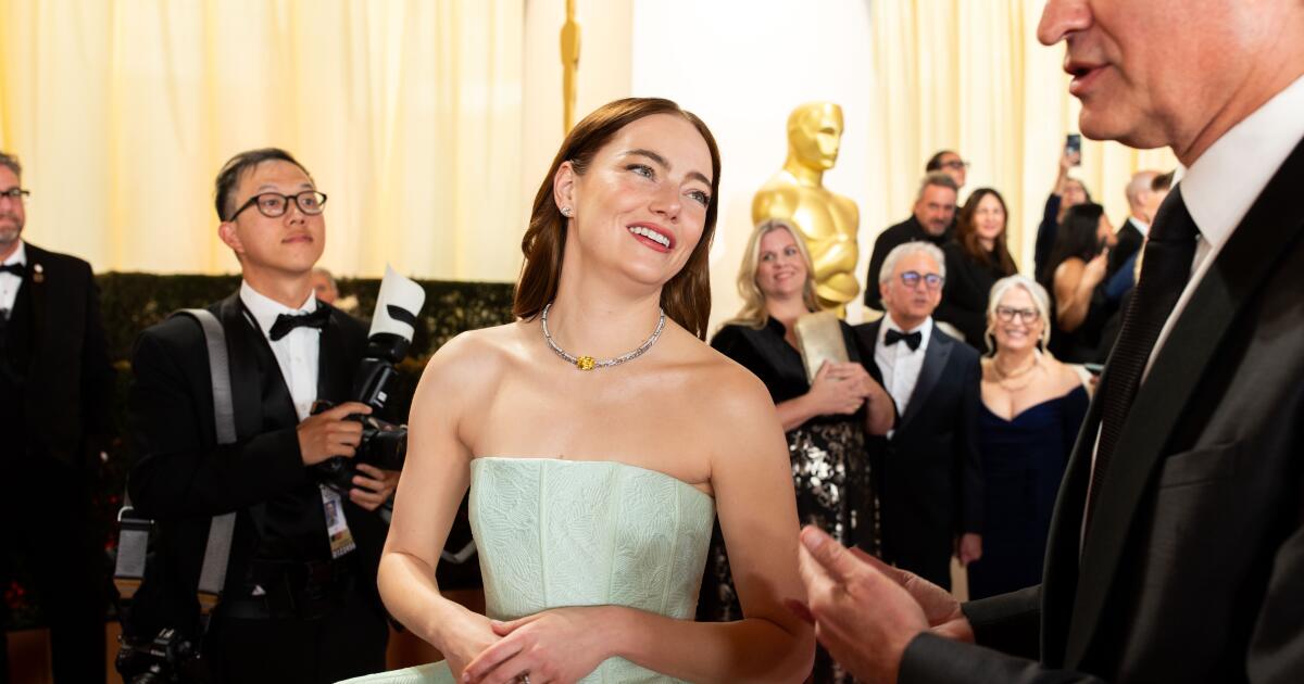 Emma Stone affiche son émotion pour l’Oscar décerné au risqué “Poor Things”