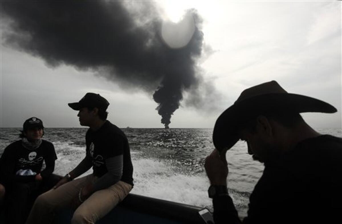 Miembros de la organización de conservación marina Sea Shepherd supervisan la situación del petrolero Burgos, que sigue ardiendo un día después de incendiarse ante la ciudad portuaria de Boca del Río, en México el domingo 25 de septiembre de 2016.