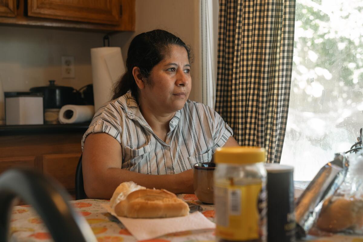 Yeni Linares, 46, activista y limpiadora de casas, en su casa en Fontana, California.
