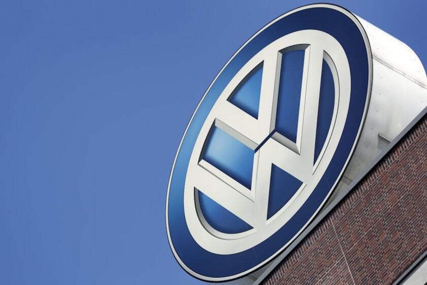 Logo de Volkswagen sobre un edificio de la compañía en Wolfsburg, Alemania.