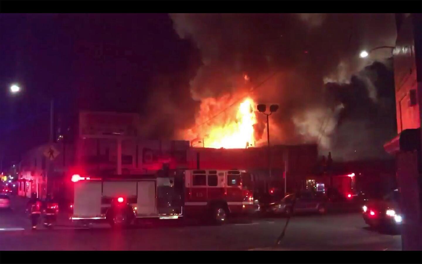Al menos 9 muertos y 13 desaparecidos es el resultado en un incendio registrado en una sala habilitada para eventos en Fruitvale, Oakland.