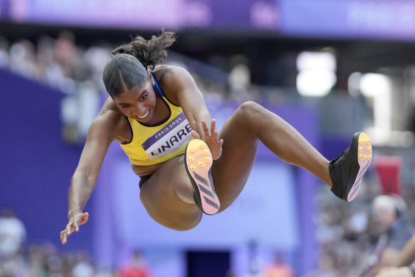 La colombiana Natalia Linares en la clasificación de salto de longitud de los Juegos Olímpicos, el martes 6 de agosto de 2024, en Saint-Denis, Francia. (AP Foto/Matthias Schrader)