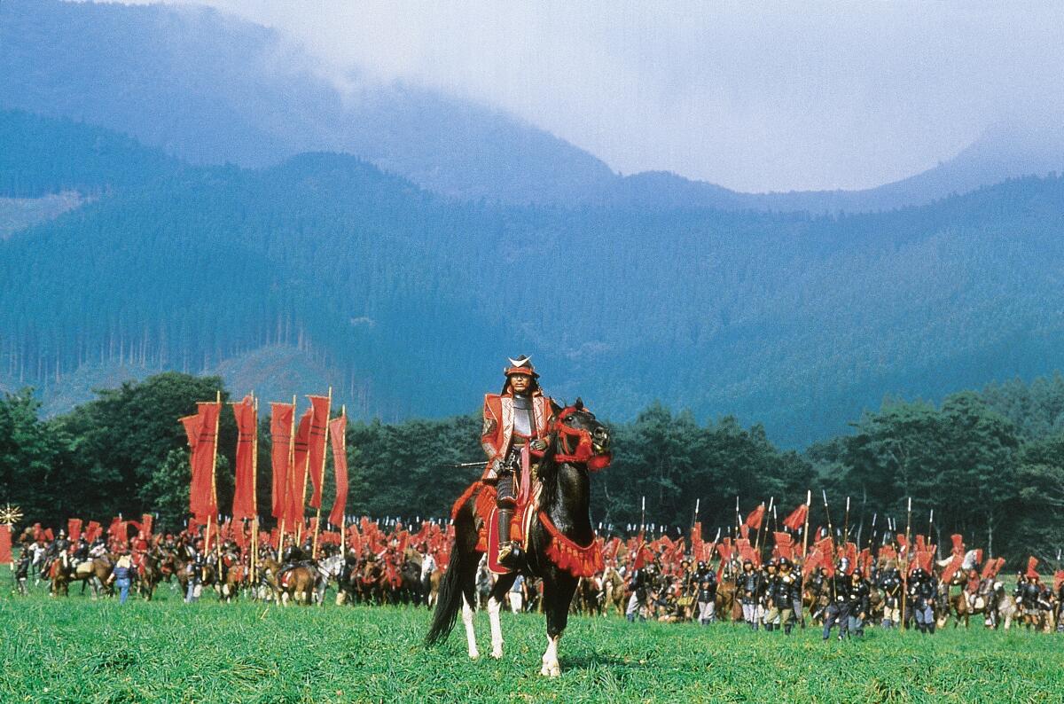 Há cavaleiros reunidos no vale.