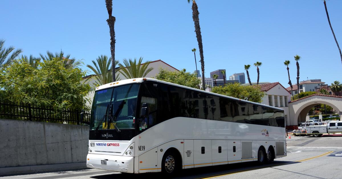 Texas sends another bus of immigrants to L.A.