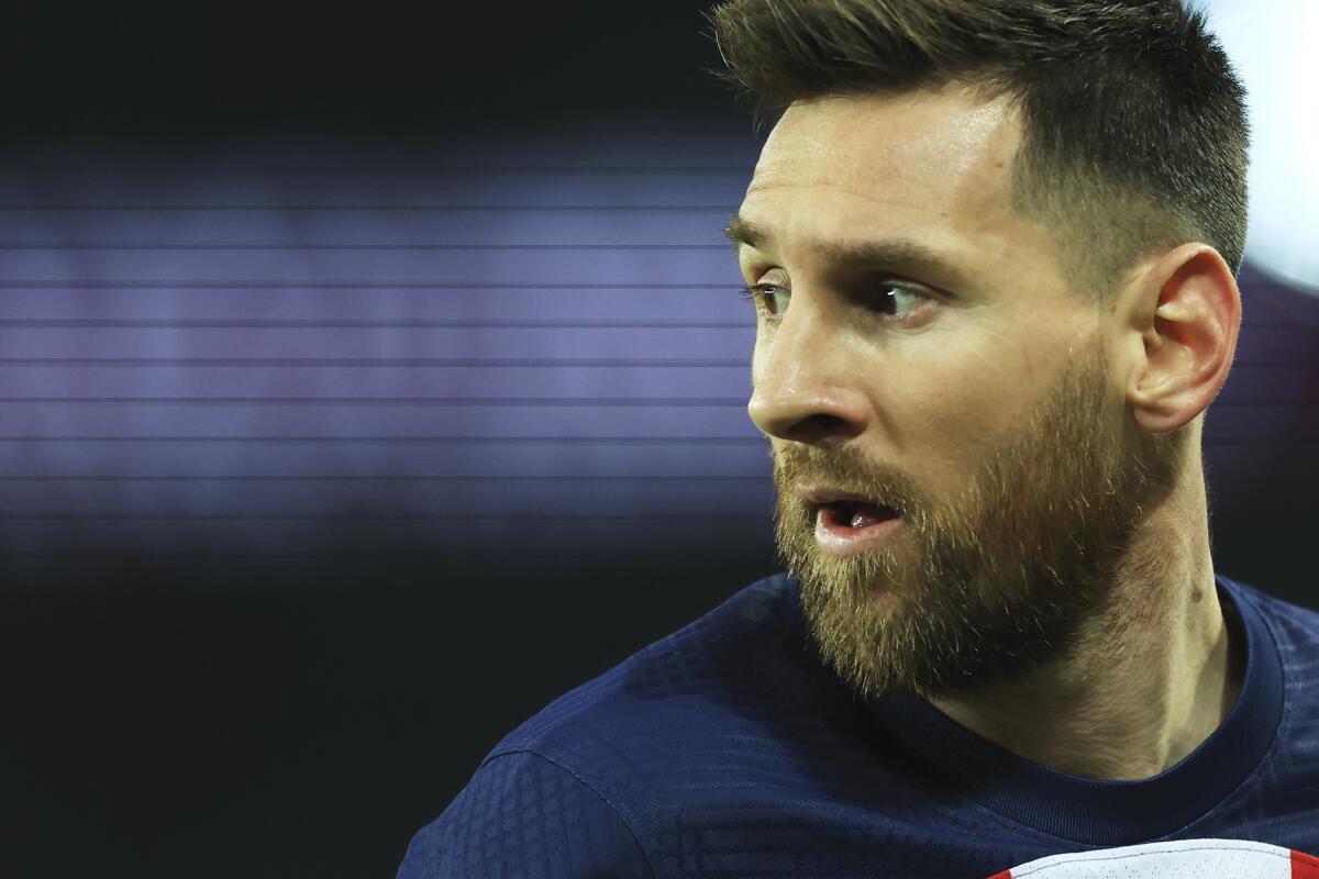 El argentino Lionel Messi, del París Saint-Germain, disputa el partido dle domingo 2 de abril de 2023, 