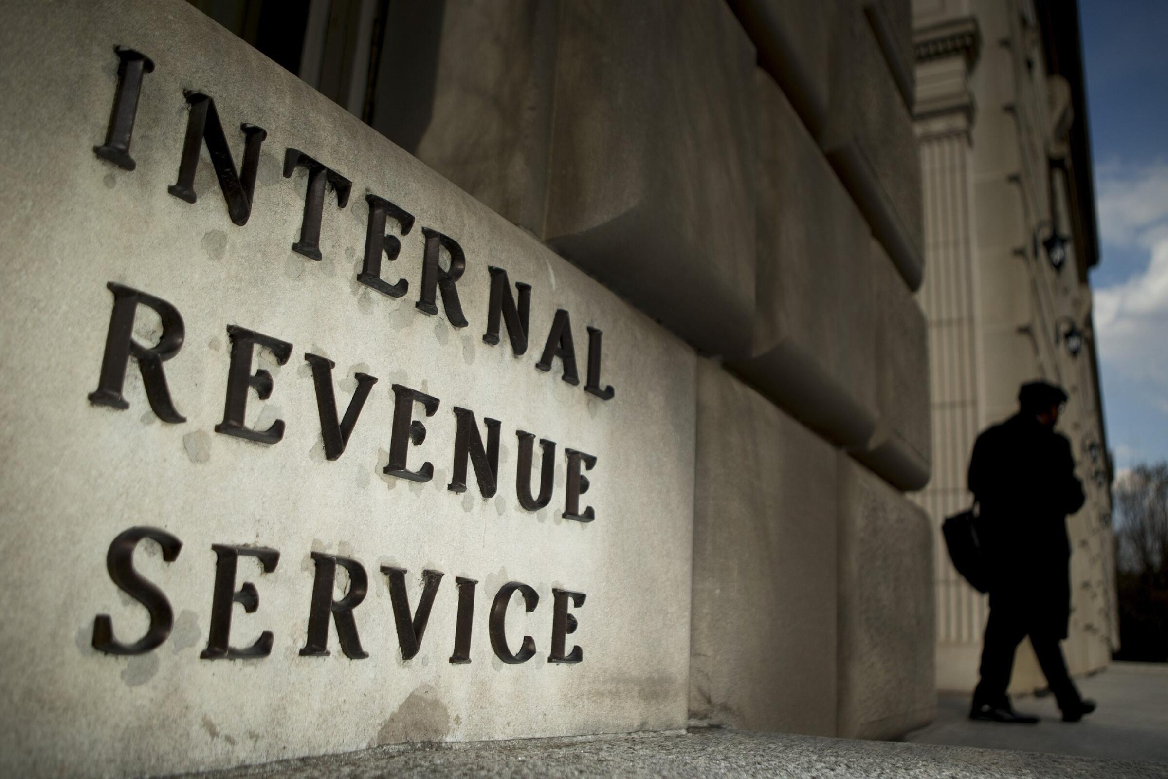 El IRS es la agencia que por ahora entrega los cheques de parte del gobierno federal.