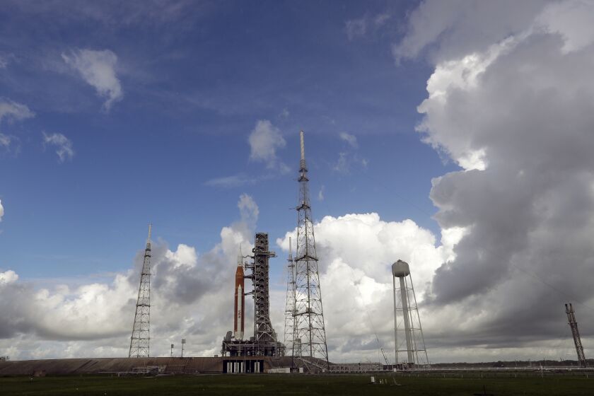 El cohete lunar de la NASA se ve preparado menos de 24 horas antes de su lanzamiento programado en la plataforma 39B, para la misión Artemis 1, que orbitaría alrededor de la Luna, en el Kennedy Space Center, el domingo 28 de agosto de 2022 en Cabo Cañaveral, Florida. (AP Foto/John Raoux)