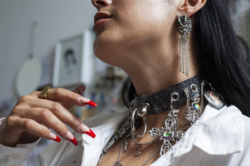 La joyería contemporánea Georgina Treviño lleva un collar