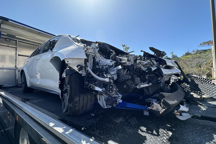 El conductor de este vehículo Toyota Corolla aceptó que se distrajo revisando el GPS de su celular, lo que provocó que se pasara un semáforo en rojo. La persona resultó herida y el vehículo fue determinado pérdida total.
