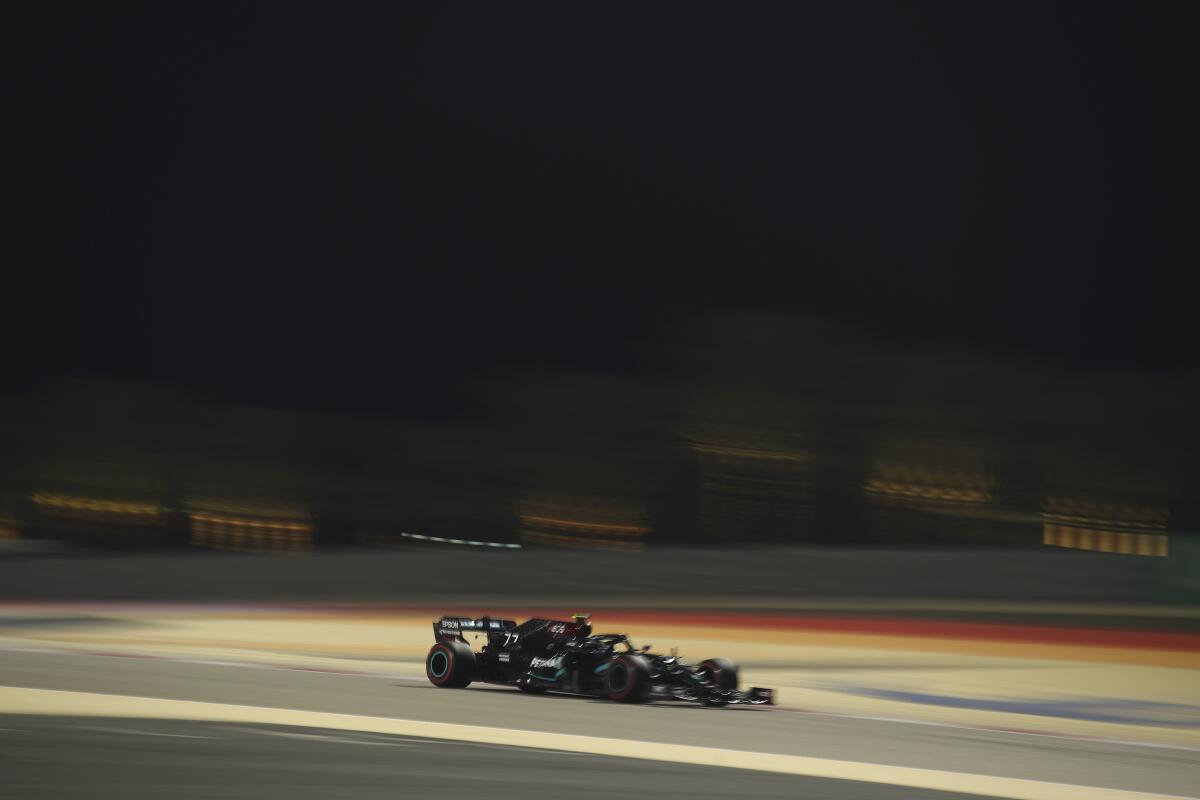 El finlandés Valtteri Bottas conduce su Mercedes durante la tercera práctica libre en el Circuito Internacional de Bahréin, en Sakhir, Bahréin, sábado 5 de diciembre de 2020. Bottas ganó la pole position para el Gran Premio de Bahréin que se correrá el domingo. (Brynn Lennon, Pool via AP)