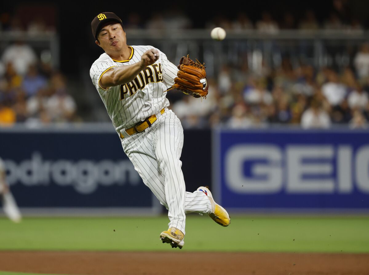 Padres' Ha-Seong Kim throws out Los Angeles Dodgers' Max Muncy in the second inning.