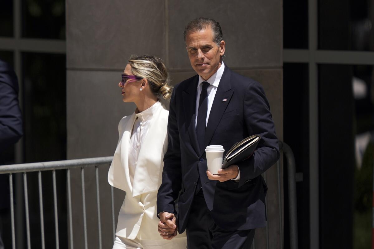 Hunter Biden, acompañado por su esposa Melissa Cohen Biden, abandona la corte federal, 