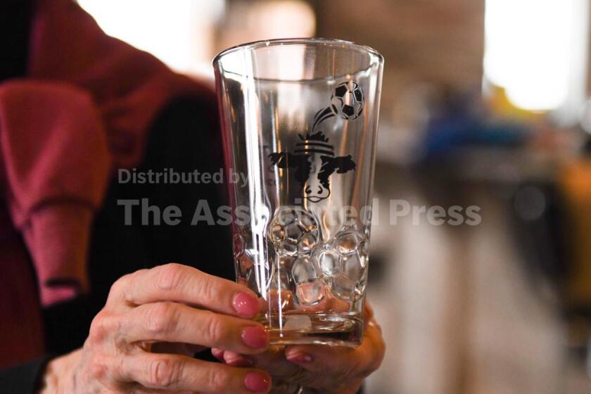 Un vaso coleccionable de la Shatto Milk Company's en su tienda e Osborn, Missouri, el 26 de marzo del 2026. (AP Foto/Nick Ingram)