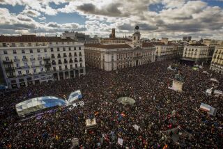 ARCHIVO - Gente reunida en la Puerta del Sol de Madrid durante un mitin de Unidas Podemos en Madrid, España, el 31 de enero de 2015. (AP Foto/Andres Kudacki, Archivo)