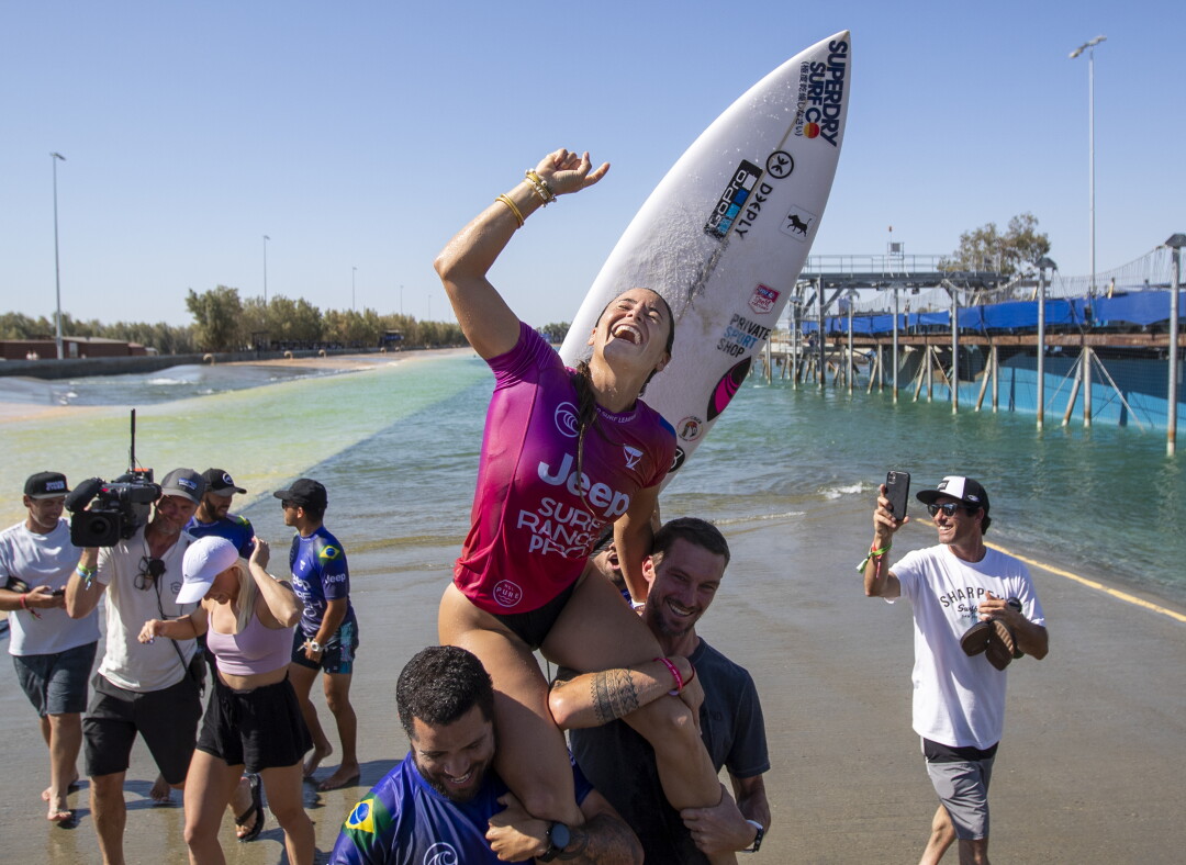 Johanne Defay est portée sur les épaules d'amies après avoir remporté l'épreuve féminine Jeep Surf Ranch Pro.
