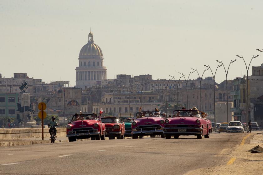 Autos clásicos y antiguos participan del Rally de Autos Antiguos de La Habana, en La Habana, Cuba, el domingo 3 de diciembre de 2023. El rally celebra el 125to aniversario de la llegada del primer automóvil a la isla. (Foto AP/Ismael Francisco)