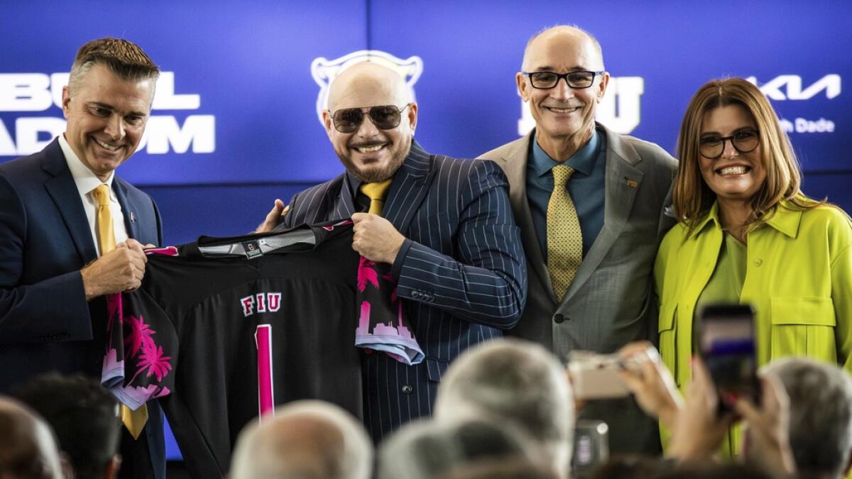 Pitbull obtiene derechos para nombrar estadio universitario ?url=https%3A%2F%2Fcalifornia times brightspot.s3.amazonaws.com%2F21%2F40%2F9aa17f9c4da6882cae146d7acfd9%2Fap24219735594220 El director atlético de FIU, Scott Carr,