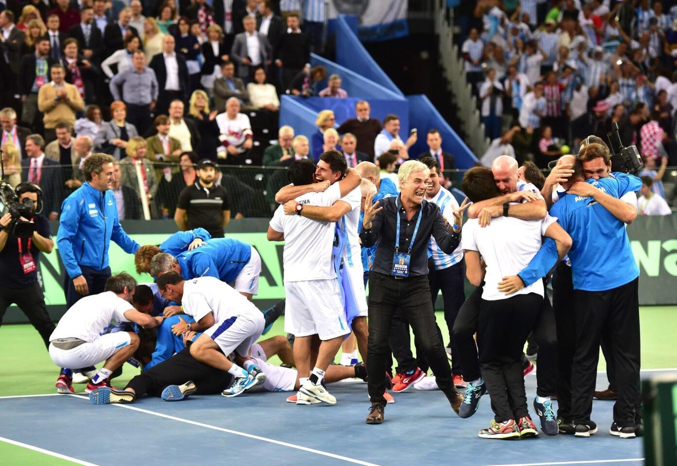 . Zagreb (Croatia), 27/11/2016.- Argentinian Davis Cup team players celebrate after defeating Croatia in the Davis Cup final in Zagreb, Croatia, 27 November 2016. (Croacia, Tenis) EFE/EPA/ANTONIO BAT ** Usable by HOY and SD Only **