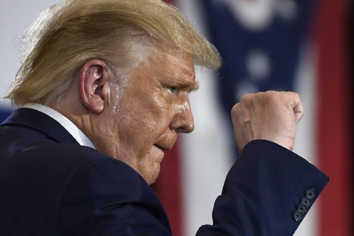 El presidente Donald Trump agita el puño al terminar de pronunciar un mensaje en la planta de Whirlpool Corporation 