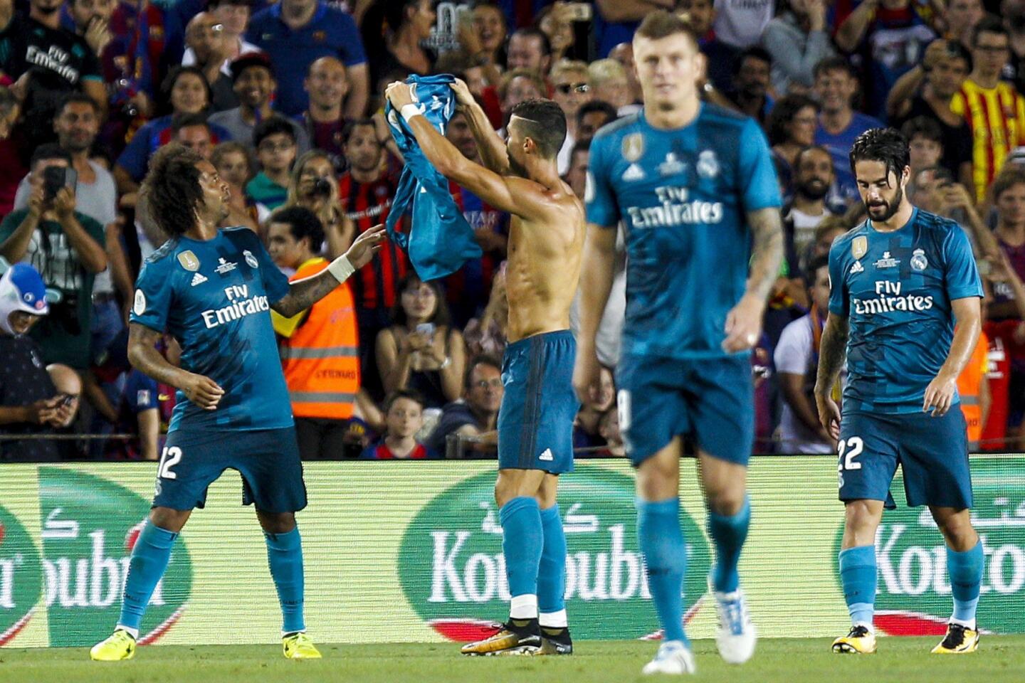 El delantero portugués del Real Madrid Cristiano Ronaldo (2i) celebra su gol marcado ante el Barcelona, el segundo del conjunto blanco. EFE