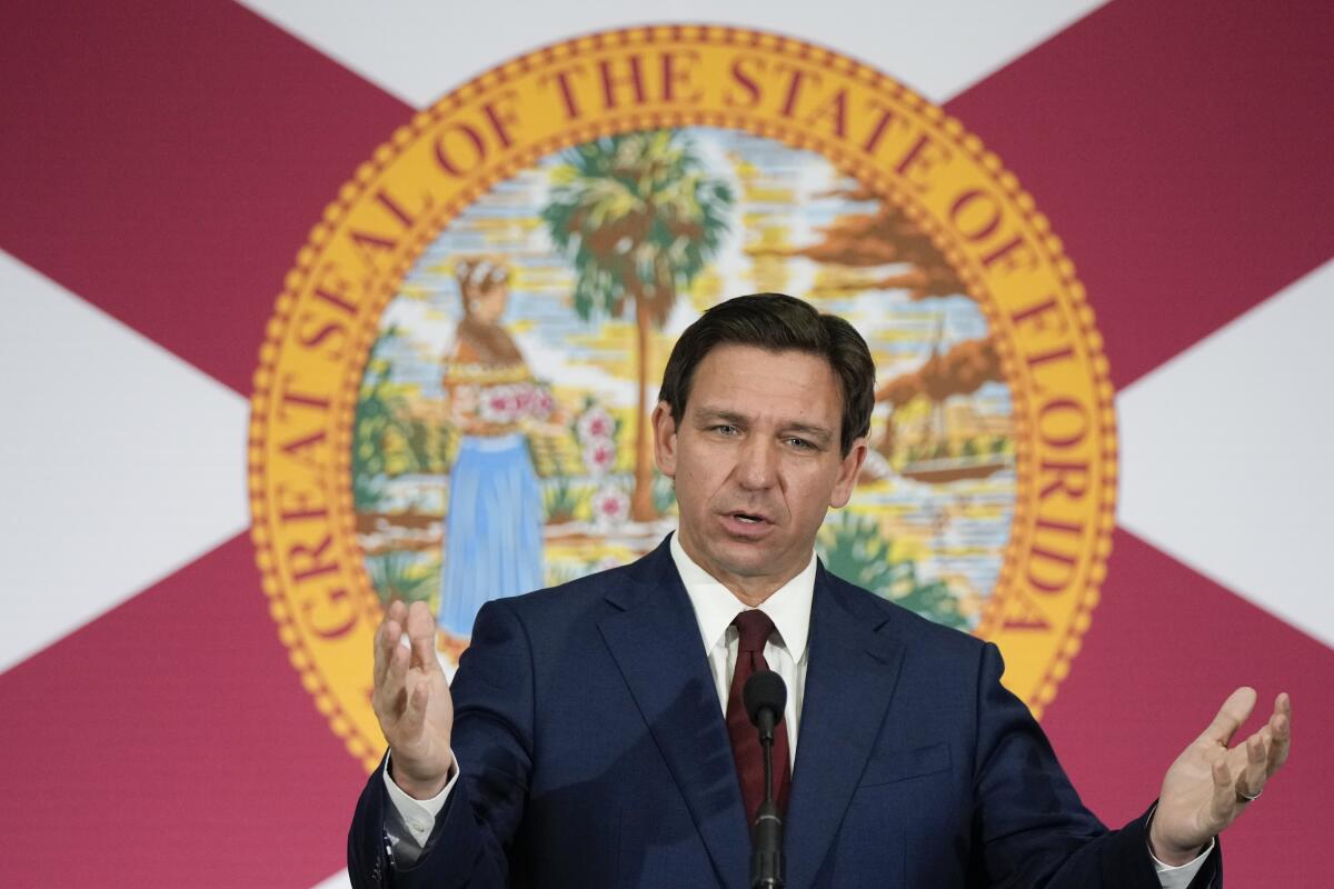 El gobernador de Florida, Ron DeSantis, durante una conferencia de prensa 